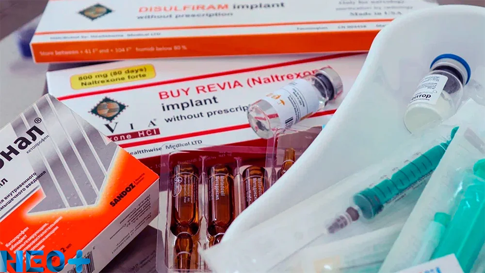 Врач держит шприц на фоне пациента